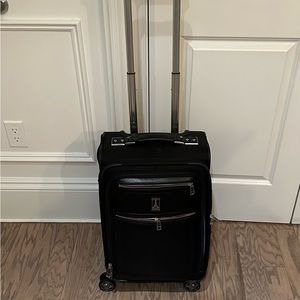 Travelpro® Platinum® Elite 21” Expandable Carry-On Spinner with built-in USB